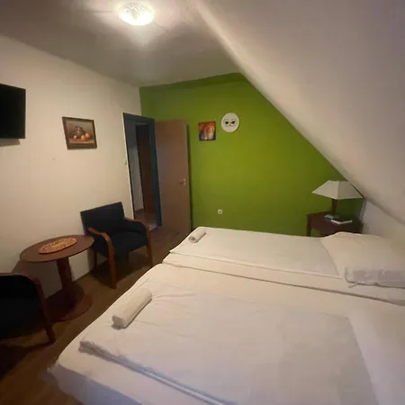 Bed and Breakfast Turul Panzio&pizzeria Szolad